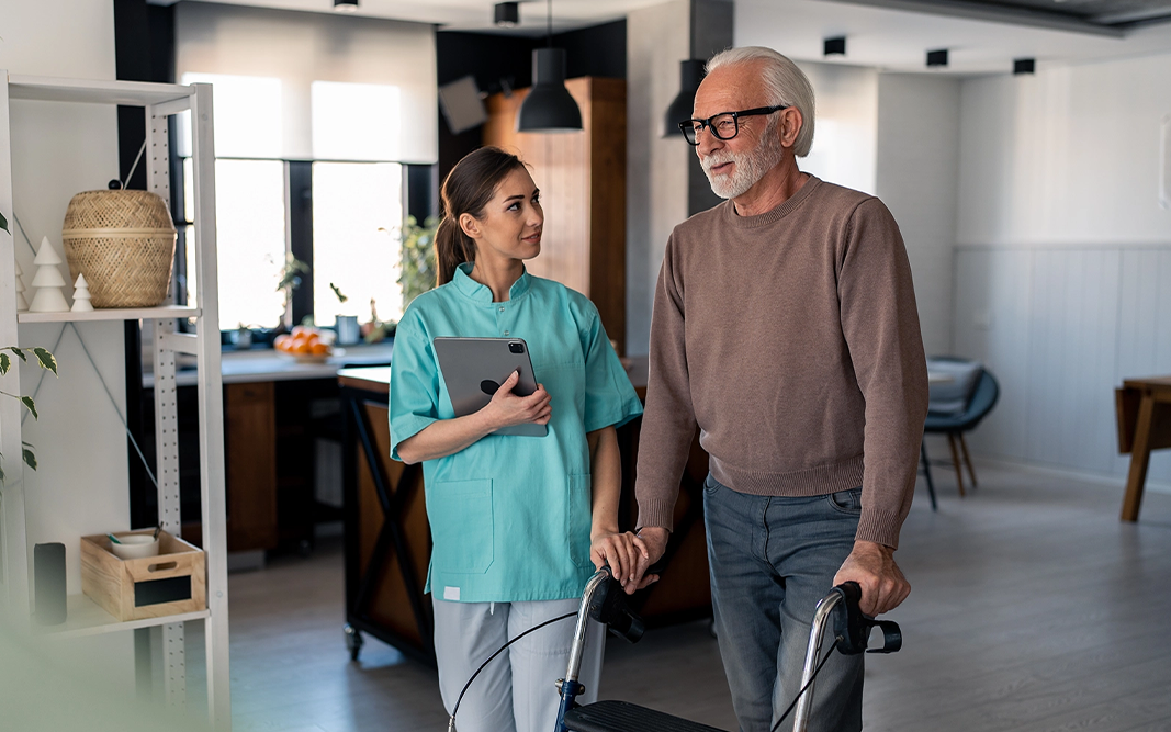 betreuteswohnen Eine Betreuerin mit einem Senior im Betreutem Wohnen